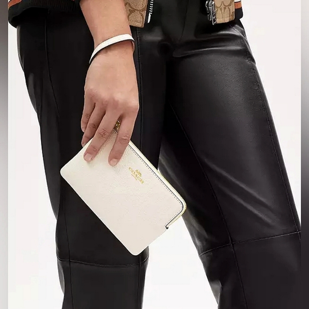 ✨ COACH PEBBLE LEATHER CORNER ZIP WRISTLET IM/CHALK NWT